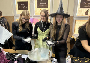 Uczniowie wykonują eliksiry