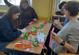 Szkolny Konkurs Miedzyklasowy na Świąteczny Łańcuch.