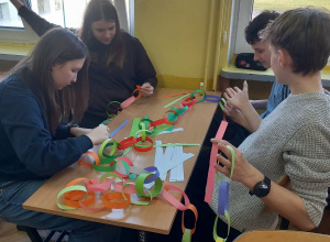 Szkolny konkurs międzyklasowy na świąteczny łańcuch