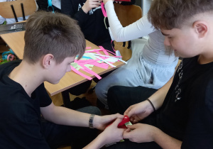 Szkolny Konkurs Miedzyklasowy na Świąteczny Łańcuch.