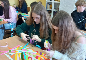 Szkolny Konkurs Miedzyklasowy na Świąteczny Łańcuch.