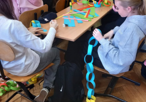 Szkolny Konkurs Miedzyklasowy na Świąteczny Łańcuch.