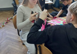 Szkolny Konkurs Miedzyklasowy na Świąteczny Łańcuch.