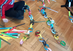 Szkolny Konkurs Miedzyklasowy na Świąteczny Łańcuch.