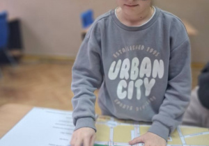 Uczniowie biorą udział w warsztatach.