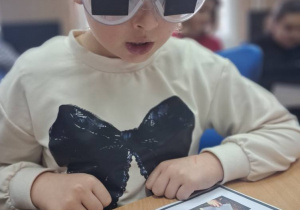 Uczniowie biorą udział w warsztatach.