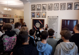 Pamiątkowe zdjęcie uczniów z wycieczki.