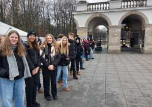 Pamiątkowe zdjęcie uczniów z wycieczki.