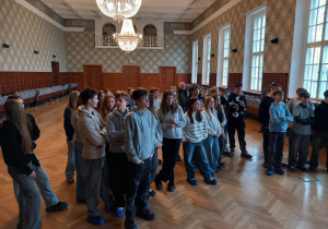 Pamiątkowe zdjęcie uczniów z wycieczki.