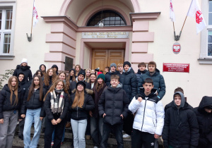 Pamiątkowe zdjęcie uczniów z wycieczki.