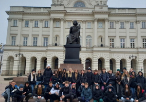 Pamiątkowe zdjęcie uczniów z wycieczki.
