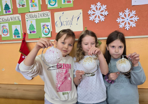 Uczniowie prezentują wykonane przez siebie bombki.