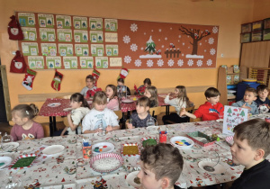 Uczniowie malują bombki.