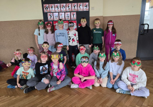 Pamiątkowe zdjęcie uczniów.