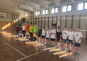 Pamiątkowe zdjęcie uczestników zawodów z Panią Dyrektor.