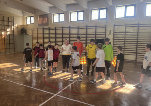 Zawodnicy przybijają sobie piątki.