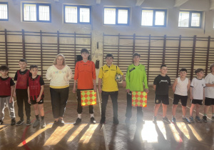 Pamiątkowe zdjęcie uczestników zawodów z Panią Dyrektor.