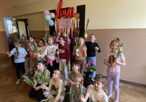 Uczniowie pozują do zdjęcia.