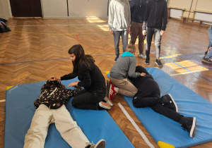 Uczniowie uczestniczą w warsztatach.