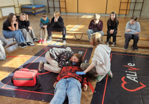 Uczniowie uczestniczą w warsztatach.