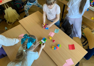 Uczestniczymy w Tygodniu Różnorodności. Dzieci tworzą najwyższą wieżę.