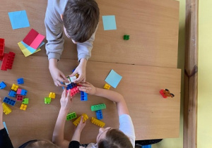 Uczestniczymy w Tygodniu Różnorodności. Dzieci tworzą najwyższą wieżę.
