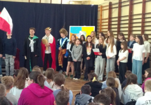 Na zdjęciu uczniowie z klasy 7c wraz ze szkolnym chórem.