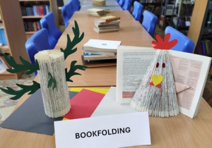 Zajęcia z "book foldingu".