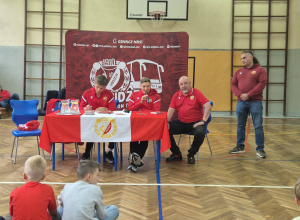 Wyjątkowi goście w naszej szkole! Odwiedzili nas piłkarze Widzewa Łódź!