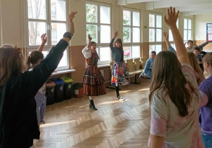 Na zdjęciu klasa 4b, która w ramach warsztatów o kulturze słowiańskiej, próbuje własnych sił w tańcach ludowych, powtarzając kroki po uczennicach XXI Liceum, prowadzących te zajęcia.