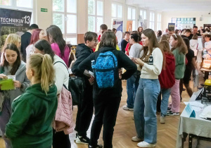 Na zdjęciu korytarz na parterze, wypełniony stanowiskami szkół ponadpodstawowych, ich przedstawicielami i licznie zgromadzonymi, zainteresowanymi ósmoklasistami.