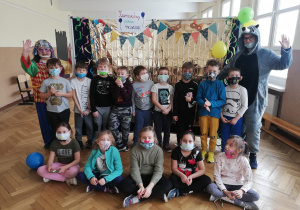 Na zdjęciu grupa dzieci z klasy pierwszej w wykonanych przez siebie maskach karnawałowych.