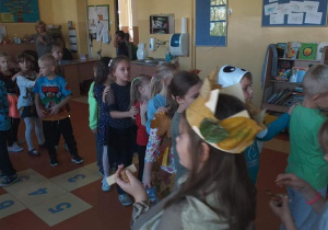 Zdjęcie przedstawia poprzebierane w kostiumy dzieci z klas od 1 do 3, w trakcie zabawy na balu karnawałowym.