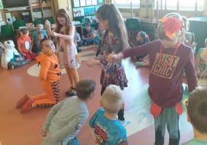 Zdjęcie przedstawia poprzebierane w kostiumy dzieci z klas od 1 do 3, w trakcie zabawy na balu jesieni.