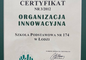 Certyfikat przyznany Szkole Podstawowej numer 174 w Łodzi przez Łódzkie Centrum Doskonalenia Nauczycieli i Kształcenia Praktycznego za zdobycie tytułu Organizacyjna Innowacyjna.