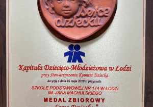 Medal zbiorowy Serce Dziecku, przyznany Szkole Podstawowej numer 174 w Łodzi przez Kapitułę Dziecięco Młodzieżową w Łodzi.
