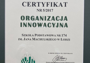 Dokument z napisem certyfikat. Organizacja innowacyjna Szkoła Podstawowa nr 174 im. Jana Machulskiego w Łodzi.