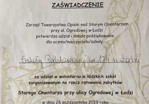 Dokument z napisem zaświadczenie. Podziękowanie za udział w wolontariacie łódzkich szkół zorganizowanym na rzecz ratowania zabytków starego cmentarza przy ulicy Ogrodowej w Łodzi.