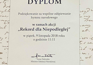 Dyplom przyznany Szkole Podstawowej numer 174 w Łodzi przez Ministerstwo Edukacji Narodowej za wspólne odśpiewanie Hymnu Narodowego w ramach akcji Rekord dla Niepodległej.