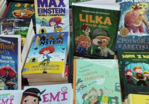 Zdjęcie przedstawia zakupione książki, a wśród nich widać między innymi tytuły Pozytywka, Potwór z Arktyki, Rodzina Jansson, Emi.